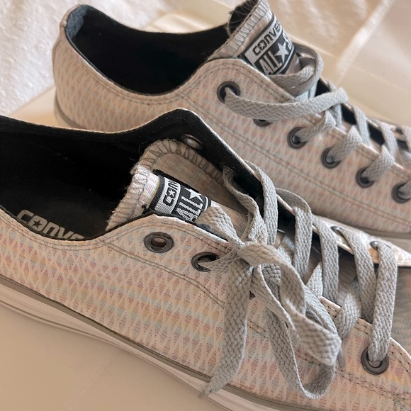 Converse in pastel rainbow colors. Excellent condition, wore only once. W10 - Picture 2 of 4